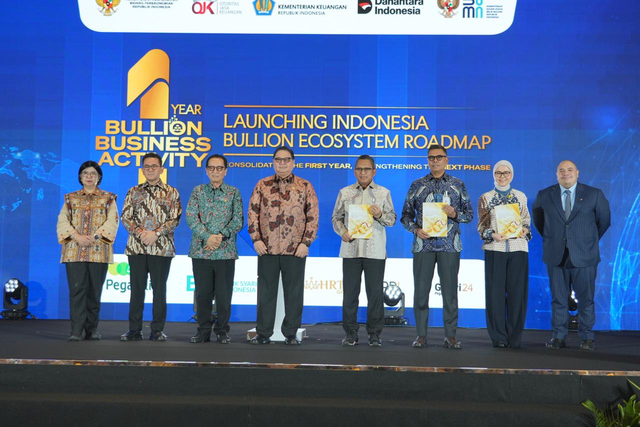 Kementerian Koordinator Bidang Perekonomian menyerahkan apresiasi untuk pelaku industri emas Indonesia pada peringatan satu tahun Bullion Indonesia dan launching Indonesia Bullion Ecosystem Roadmap di Jakarta, Jumat (6/3). Foto: Dok. Pegadaian