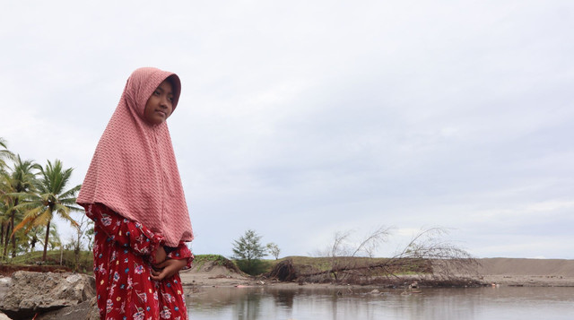 Nazwa, Gadis 10 tahun yang sedang memandangi lokasi rumah dan sekitarnya yang sudah hilang akibat banjir bandang (Sumber : DT Peduli)