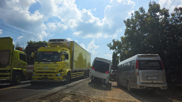 Kondisi jalur mudik utama Lintas Timur Sumatera tepatnya dari Palembang menuju Betung padat merayap. Kepadatan terjadi setelah mobil keluar dari tol fungsional. Foto: Edmiraldo Nanda Nopan Siregar/kumparan