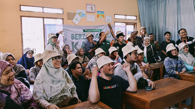 Sebanyak 50 jurnalis mengikuti giat sosial bersama Dompet Dhuafa di kawasan pemberdayaan khususnya ayam arab petelur pada Rabu (11/03) di Parung, Bogor, Jawa Barat