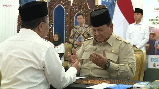 Presiden Republik Indonesia Prabowo Subianto membayar zakat di Istana Negara, Jakarta Pusat, Jumat (13/3). Foto: Dok. YouTube Sekretariat Presiden
