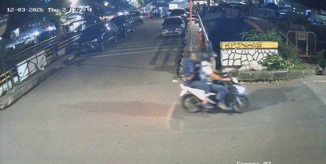 Video CCTV diduga penyiraman air keras di Jembatan Talang, Menteng Jakpus. Foto: Dok. Istimewa