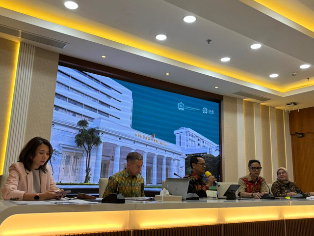 Jubir Kemlu Yvonne Mewengkang, Jubir Kemlu Vahd Nabyl, Dirjen KSM Tri Tharyat, Direktur Infomed Kemlu Hartyo Harkomoyo, Plt Direktur PWNI Heni Hamidah dalam press briefing di Kantor Kemlu, Jakpus, Jumat (13/3). Foto: Amira Nada/kumparan