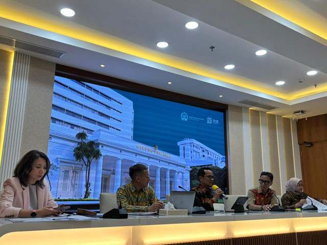Jubir Kemlu Yvonne Mewengkang, Jubir Kemlu Vahd Nabyl, Dirjen KSM Tri Tharyat, Direktur Infomed Kemlu Hartyo Harkomoyo, Plt Direktur PWNI Heni Hamidah dalam press briefing di Kantor Kemlu, Jakpus, Jumat (13/3). Foto: Amira Nada/kumparan