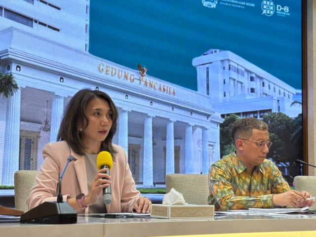 Jubir Kemlu Yvonne Mewengkang, Jubir Kemlu Vahd Nabyl, Dirjen KSM Tri Tharyat, Direktur Infomed Kemlu Hartyo Harkomoyo, Plt Direktur PWNI Heni Hamidah dalam press briefing di Kantor Kemlu, Jakpus, Jumat (13/3). Foto: Amira Nada/kumparan