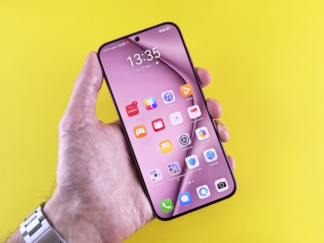 Ilustrasi update harga HP Huawei Maret 2026. Foto: Unsplash.