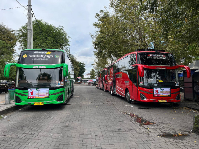 Bus pariwisata di kawasan parkir Jalan Senopati, Yogya. Foto: Pandangan Jogja/Gigih Imanadi Darma