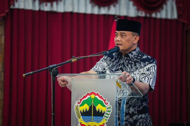 Gubenur Jawa Tengah, Ahmad Luthfi memberikan arahan serta membuka Pos Terpadu Lebaran 2026 di kantor Dinas Perhubungan Provinsi Jawa Tengah pada Jumat (13/3/2026). Foto: Dok. Pemprov Jawa Tengah