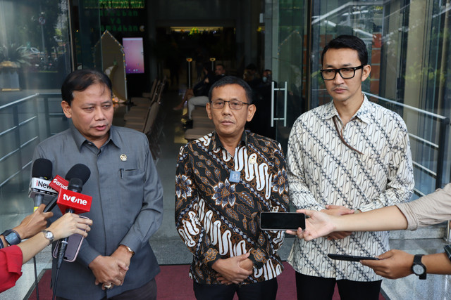 Komisi Yudisial RI usai melakukan pemeriksaan terhadap Ketua dan Waka nonkatif PN Depok di KPK. Foto: Dok. Humas Komisi Yudisial