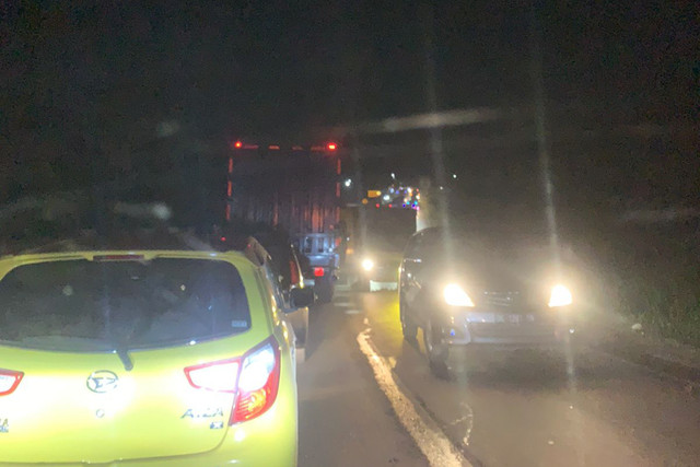 Macet parah Jalan Lintas Pelembang-Jambi mendekati Betoeng, Palembang, Jumat (13/3/2026). Foto: Mirsan Simamora/kumparan
