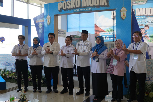 Peresmian Posko Mudik BPJS Kesehatan di Terminal Terpadu Pulogebang, Jumat (13/3). Foto: BPJS Kesehatan