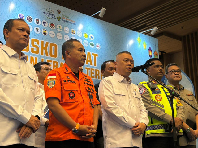 Menhub Dudy Purwagandhi (tengah) usai peluncuran posko pusat angkutan Lebaran terpadu 2026 di Kantor Kemenhub, Jakpus, Jumat (13/3/2026). Foto: Amira Nada Fauziyyah/kumparan