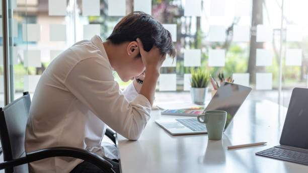Pengusaha merasa pusing karena berjam-jam bekerja di laptop di kantor,Sumber:IStockphoto/KarymnajKhetsamti