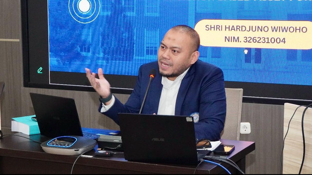 Hardjuno Wiwoho saat menjalani Uji Kelayakan penelitian Doktoral di Unair. Dok. Istimewa