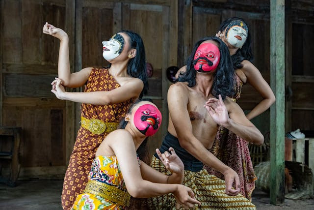 Tari Tupping merupakan warisan budaya masyarakat Lampung. Sumber foto: pexels.com