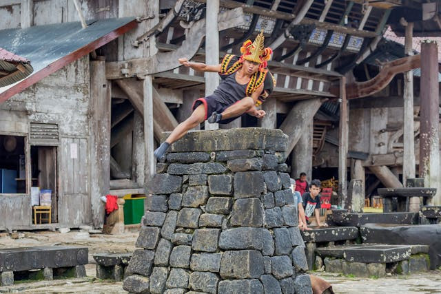 Upacara lompat batu merupakan tradisi paling ikonik di Pulau Nias. Sumber foto: pexels.com
