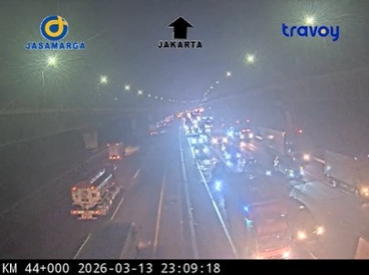 Kondisi lalu lintas Tol Jakarta Cikampek, Jumat (13/3).  Foto: Dok. CCTV Jasa Marga