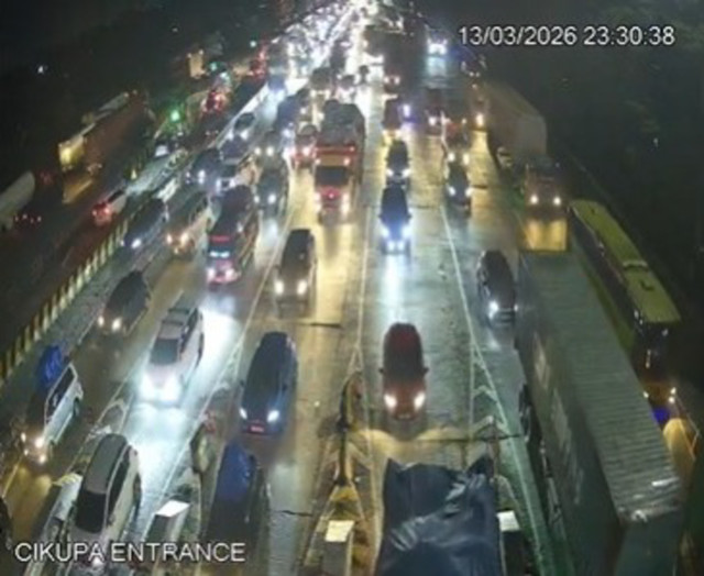Arus lalu lintas di Gerbang Tol CIkupa arah Merak, Jumat (13/3/2026). Foto: Dok. CCTV Kemenhub