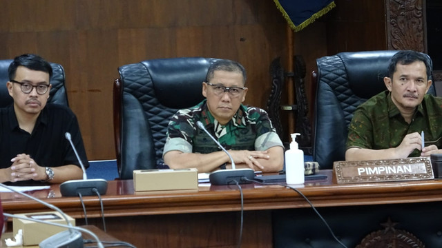 Danrem 072/Pamungkas Brigjen TNI Bambang Sujarwo (tengah) didampingi Ketua Komisi A DPRD DIY, Eko Suwanto (kanan) saat rapat koordinasi kesiapsiagaan wilayah, Kamis (12/3). Foto: Dok. Istimewa