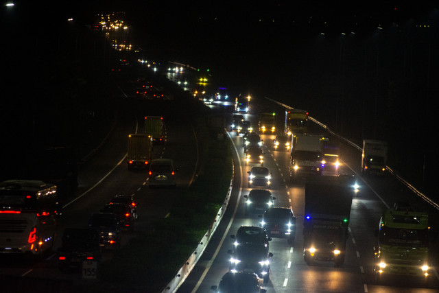 Suasana kendaraan melintasi ruas tol Purbaleunyi menuju gerbang tol Cileunyi, Kabupaten Bandung, Jawa Barat, Jumat (13/3/2026).  Foto: Novrian Arbi/ANTARA FOTO