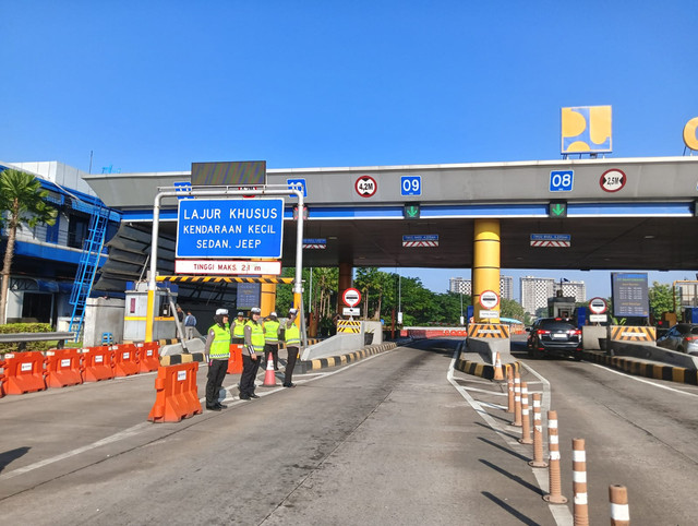 Memasuki hari pertama OKC 2026, arus kendaraan menuju Jawa Tengah melalui Gerbang Tol Kalikangkung, Semarang mulai meningkat. Foto: Dok. Humas Polda Jateng