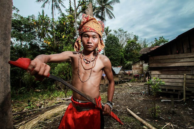 Cakalele merupakan warisan budaya masyarakat Maluku Utara. Sumber foto: pexels.com