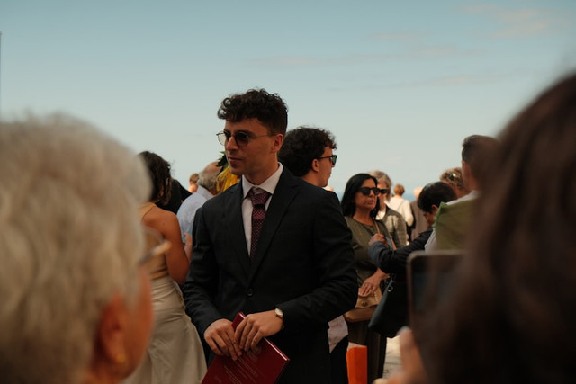Ilustrasi Acara Formal adalah. Unsplash.com/Mattia Revelant