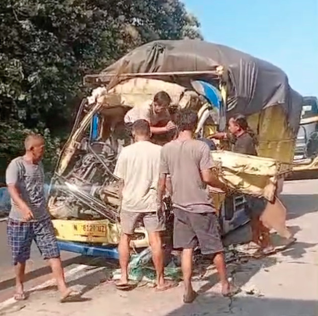 Truk yang menabrak pantat truk di Jalur Pantura Situbondo. Foto: kumparan