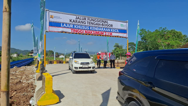 Kendaraan melintas di Tol Bogor Ciawi Sukabumi (Bocimi) seksi 3 yang difungsikan sebagai jalur fungsional untuk arus mudik lebaran 2026, Sabtu (14/3). Foto: Dok. kumparan