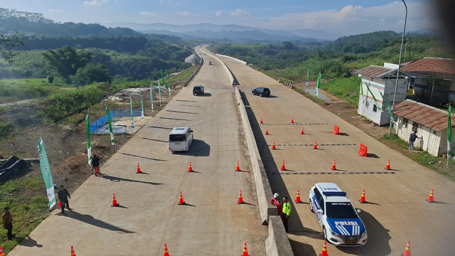 Kendaraan melintas di Tol Bogor-Ciawi-Sukabumi (Bocimi) seksi 3 yang difungsikan sebagai jalur fungsional untuk arus mudik lebaran 2026, Sabtu (14/3). Foto: Dok. kumparan
