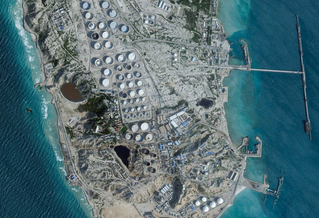 Citra satelit menunjukkan terminal minyak di Pulau Kharg, Iran, Selasa (25/2/2026). Foto: Planet Labs PBC/Handout via REUTERS