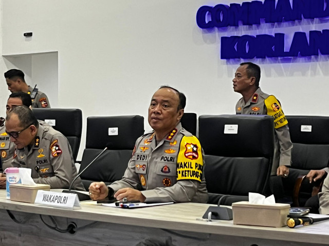Wakapolri Komjen Dedi Prasetyo saat meninjau Posko Operasi Ketupat Comand Center KM 29, Sabtu (14/3). Foto: Rayyan/Kumparan