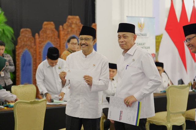 Menteri Sosal Saifullah Yusuf bersama Wakil Menteri Sosial Agus Jabo Priyono usai menunaikan zakat di Istana Negara, Jakarta, Jumat (13/3/2026).  Foto: Dok. Humas Baznas RI