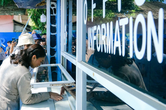 Wakil Menteri Pariwisata (Wamenpar) Ni Luh Puspa, meninjau dan memastikan langsung destinasi di kawasan Anyer, tepatnya di Pantai Florida tidak ada praktik pungli, Banten, Jumat (13/3/2026). Foto: Dok. Kemenpar