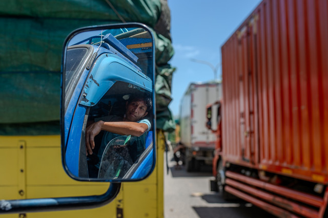 Sopir truk menunggu antrean kendaraan truk yang hendak menyeberang melalui pelabuhan Ciwandan di Jalan Lingkar Selatan, Kota Cilegon, Banten, Sabtu (14/3/2026). Foto: Muhammad Bagus Khoirunas/ANTARA FOTO
