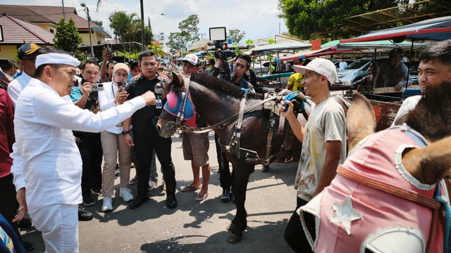 Pemerintah Provinsi Jawa Barat memberikan kompensasi bagi para pelaku angkutan tradisional seperti kusir delman, pengemudi becak hingga sopir angkot yang beroperasi di jalur mudik Lebaran.  Foto: Dok. kumparan
