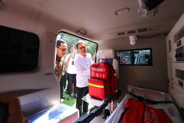 Kasatgas PRR Tito Karnavian bersama Menkes Budi Gunadi Sadikin melihat unit ambulans yang akan dikirim ke daerah terdampak bencana di Jakarta, Kamis (12/3/2026). Foto: Dok. Satgas PRR