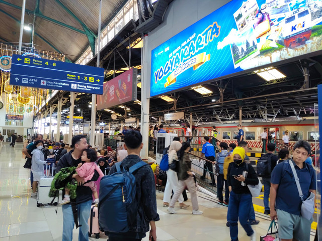 Suasana Stasiun Tugu Yogyakarta semakin ramai penumpang jelang Lebaran 2026, Sabtu (14/3/2026). Foto: Arfiansyah Panji Purnandaru/kumparan