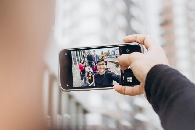 Foto oleh Ana Madeleine Uribe: https://www.pexels.com/id-id/foto/orang-yang-memegang-iphone-perak-6-3907977/