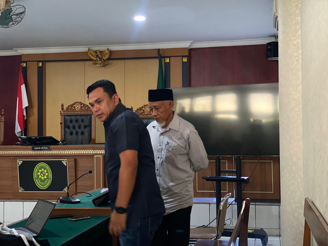 Mantan Bupati Sleman, Sri Purnomo (baju putih). Foto: Pandangan Jogja/Resti Damayanti