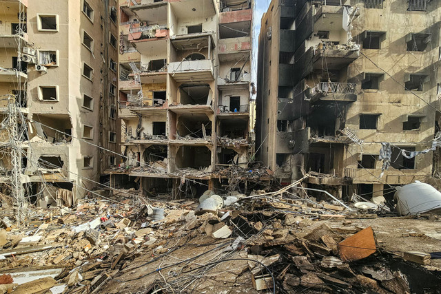 Sebuah foto menunjukkan bangunan-bangunan yang rusak di lokasi serangan udara Israel semalam yang menargetkan lingkungan Haret Hreik di pinggiran selatan Beirut, Sabtu (14/3/2026). Foto: AFP