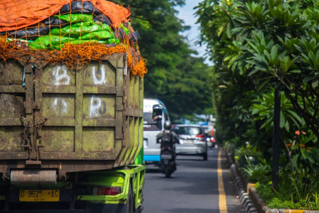 Ilustrasi Pembatasan Angkutan Barang Lebaran 2026. Foto: Unsplash/Abdul Ridwan