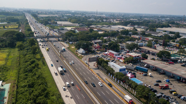 Foto udara kendaraan melintas di KM 57 Tol Jakarta-Cikampek, Karawang, Jawa Barat, Sabtu (14/3/2026).  Foto: Fakhri Hermansyah/ANTARA FOTO