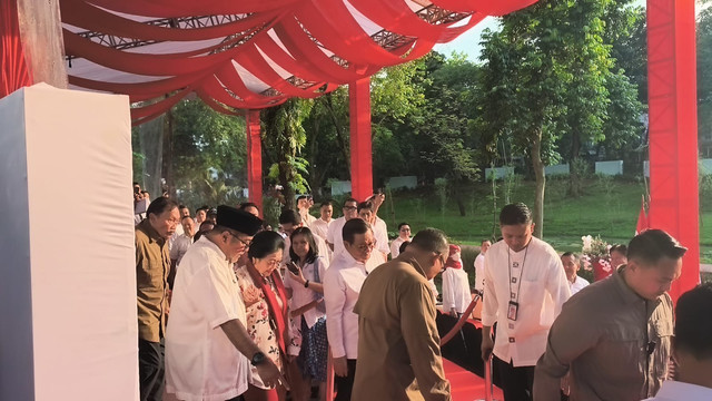 Megawati Soekarnoputri menghadiri acara peresmian Taman Bendera Pusaka dan Patung Fatmawati di Jakarta Selatan, Sabtu (14/3). Foto: Zamachsyari/kumparan