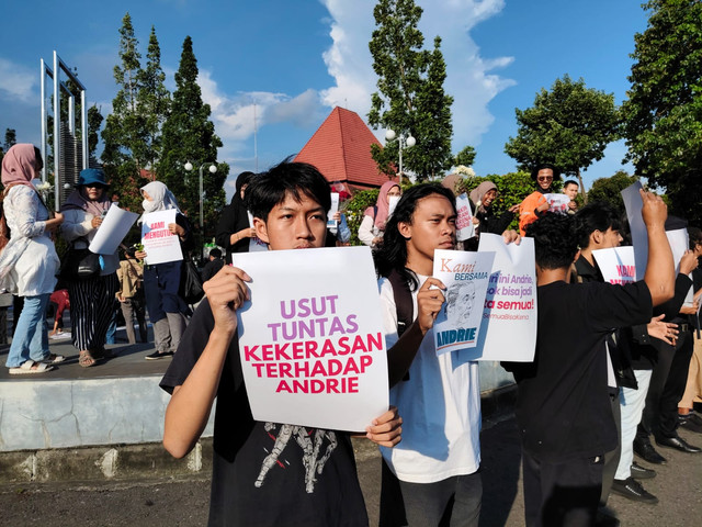 Sejumlah ibu-ibu yang tergabung dalam Suara Ibu Indonesia menggelar aksi di Bundaran UGM, Sabtu (14/3). Mereka mengutuk penyiraman air keras terhadap aktivis Komisi untuk Orang Hilang dan Korban Tindak Kekerasan (KontraS), Andrie Yunus. Foto: Arfiansyah Panji Purnandaru/kumparan