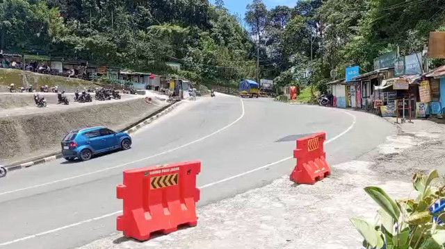 Kondisi lalu lintas di kawasan Puncak. Ke kanan arah Bogor, kiri arah Cianjur. Foto: kumparan