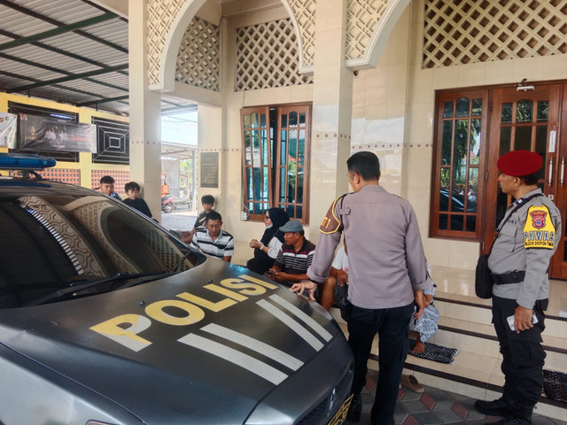 Polisi mendatangi lokasi dugaan percobaan penculikan anak di sekitar Masjid Nurul Fallah, Kalurahan Maguwoharjo, Kapanewon Depok, Kabupaten Sleman.  Foto: Dok. Polresta Sleman