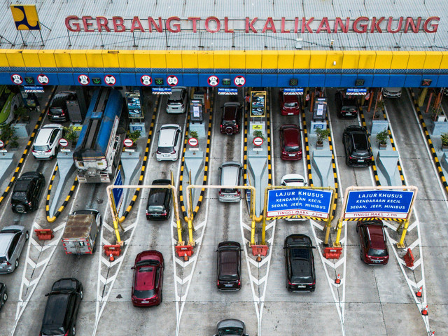 Foto udara antrean kendaraan memasuki Gerbang Tol (GT) Kalikangkung di Semarang, Jawa Tengah, Sabtu (14/3/2026). Foto: Aprillio Akbar/ANTARA FOTO