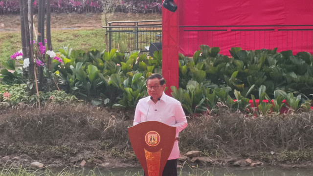 Gubernur Jakarta Pramono Anung meresmikan Taman Bendera Pusaka dan Patung Fatmawati di Jakarta Selatan, Sabtu (14/3/2026). Foto: Zamachsyari/kumparan