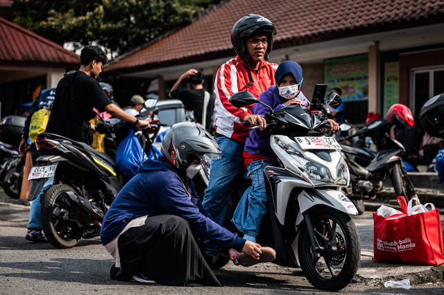 Pemudik bersiap melanjutkan perjalanan setibanya di lokasi pemberhentian Museum Ranggawarsita, Semarang, Jawa Tengah, Sabtu (14/3/2026). Foto: Aprillio Akbar/ANTARA FOTO